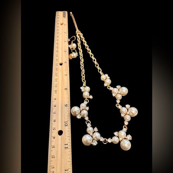 Pearl and rhinestone cluster 2pc necklace and earrings set. In gold tone. - Picture 7 of 7